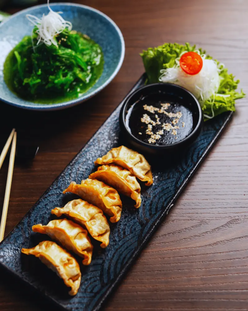Chicken Gyoza mit Dip und Wakame-Salat