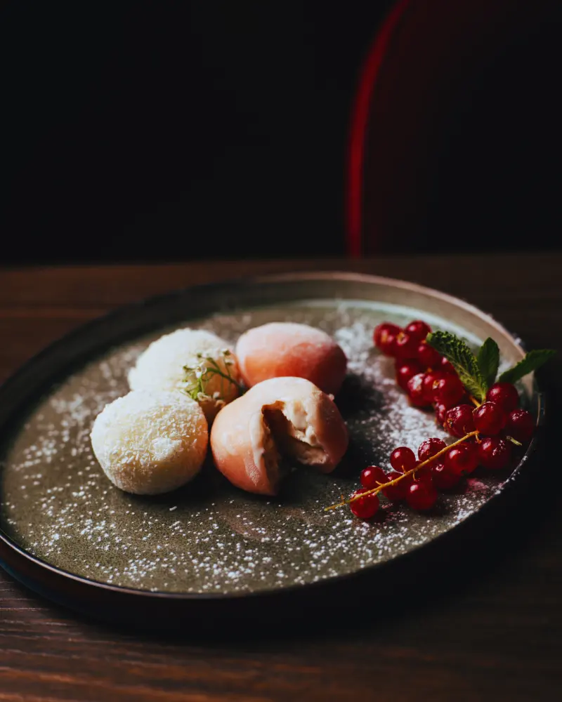 Mochi Ice Selection mit Johannisbeeren