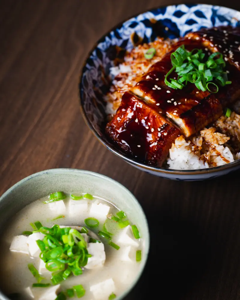 Unagidon – gegrillter Aal auf Reis mit Miso-Suppe