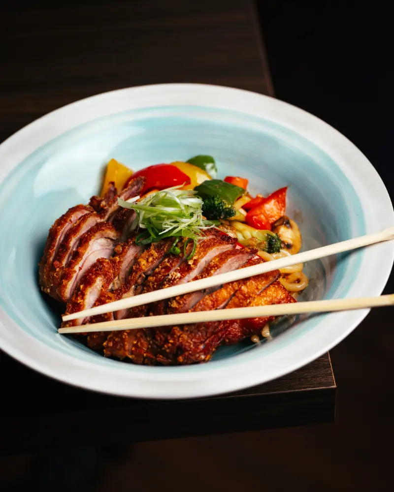 Yaki Udon mit knuspriger Ente und Gemüse