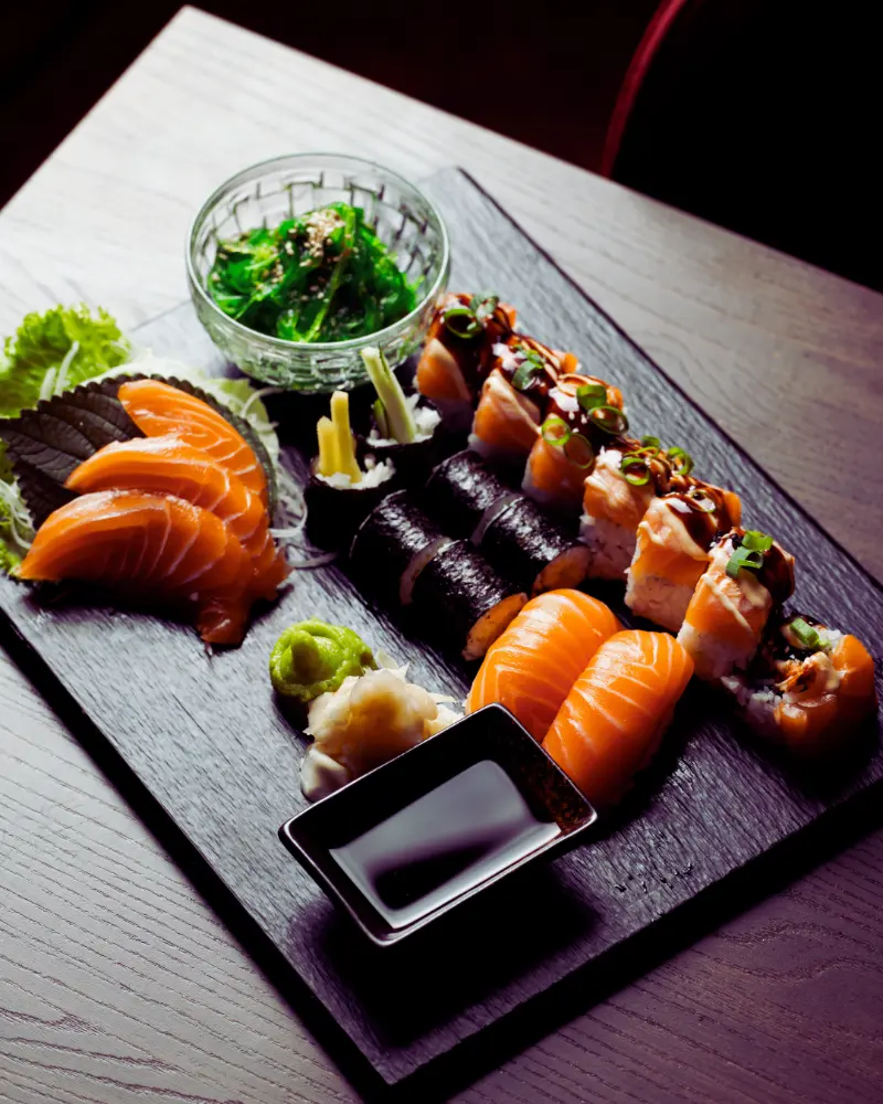 Zen Sushi Platte mit Sashimi, Maki und Nigiri